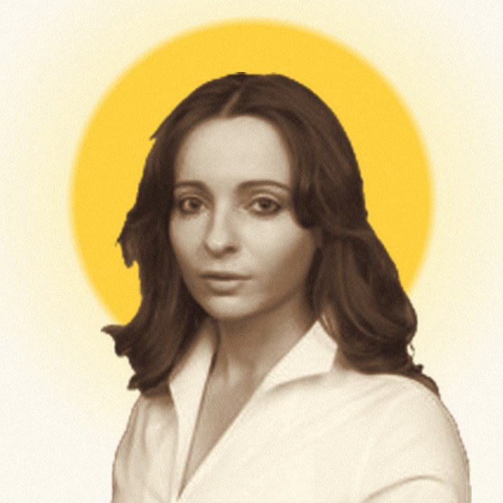 Portrait of Inga Pflaumer in front of a yellow sun